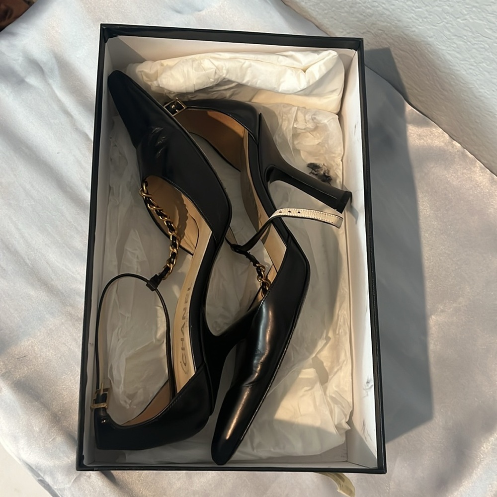 Chanel Shoe Size 37 Black Leather Pointed Toe Chain Detail Ankle Strap Pump - Picture 4 of 15